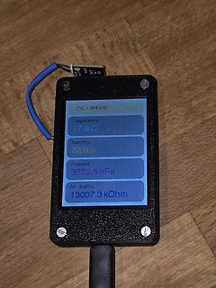 Display eines Wetterstations-Prototyps auf Holzuntergrund