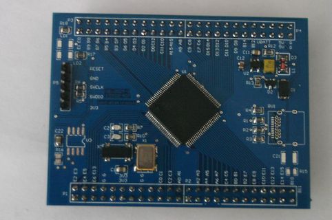 Bestückte blaue Leiterplatte mit Mikrocontroller