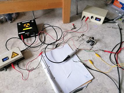 Elektrischer Versuchsaufbau mit Netzteilen und Messleitungen