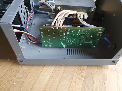 Innenansicht eines Netzteils mit Leiterplatte und Transformator