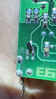 Nahaufnahme einer grünen Leiterplatte mit SMD-Bauteilen