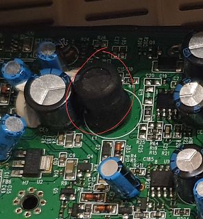 Nahaufnahme einer Leiterplatte mit Elektrolytkondensatoren