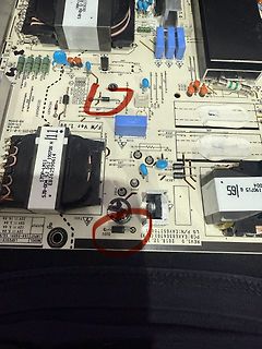 Leiterplatte eines Netzteils mit markierten Bauteilen