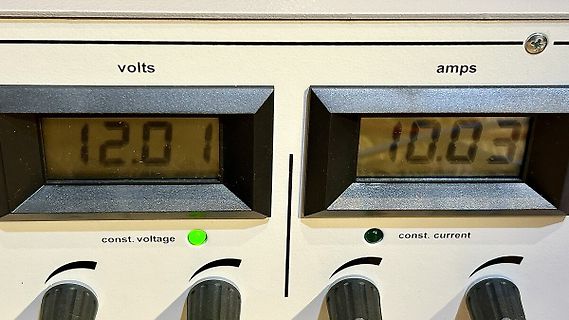 Display eines Labornetzteils mit Spannungs- und Stromanzeige