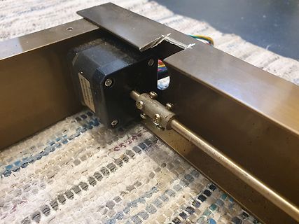 Schrittmotor und Führungsschiene in Metallprofil