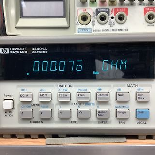Digitalmultimeter zeigt Messwert in Ohm