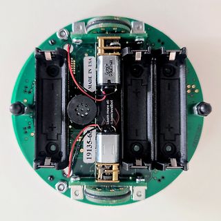 Rückseite einer runden Leiterplatte mit Batteriefach