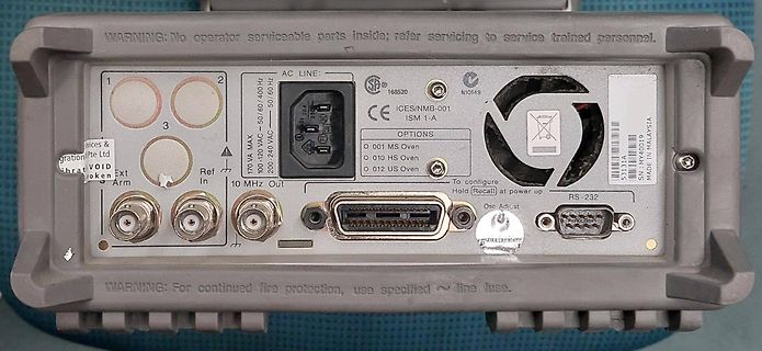 Rückseite eines elektronischen Messgeräts mit Anschlüssen