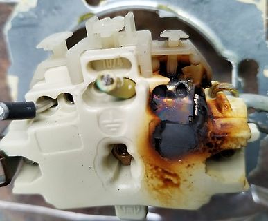 Beschädigtes, verschmortes elektrisches Bauteil