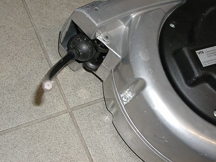 Abgeschnittenes Kabel an einem Gehäuse