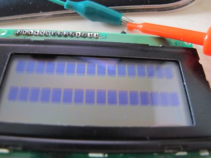 LCD-Display auf Leiterplatte mit Messspitze