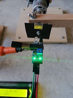 Elektronik-Aufbau mit Laser, Platine und LCD-Display