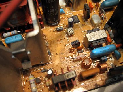 Nahaufnahme einer Leiterplatte mit elektronischen Bauteilen
