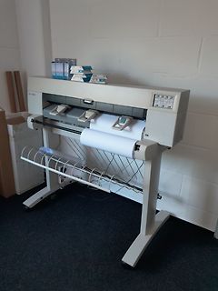 Plotter mit Papierrolle