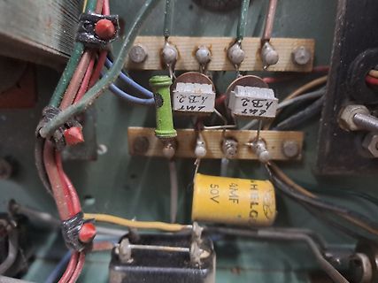 Detailaufnahme einer freien Verdrahtung mit Kondensatoren