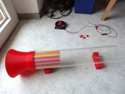 Experimenteller Aufbau mit farbigen Stäben in Röhre