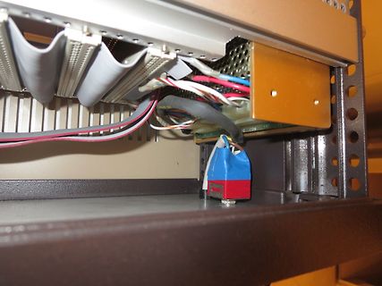 Innenansicht eines elektronischen Geräts mit Verkabelung