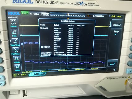 Abfotografiertes Rigol DS1102Z Oszilloskop Display mit Menü