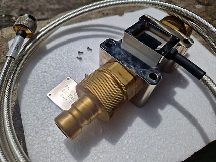 Messsensor mit Metallschlauch und Typenschild
