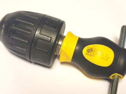 Schraubendreher mit gelb-schwarzem Griff