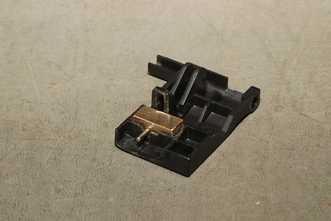 Schwarzes Kunststoffgehäuse mit Messingkomponente
