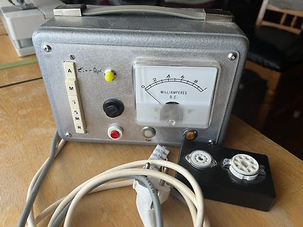 Altes Amperemeter mit Gehäuse und Anschlussbox