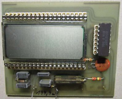 Bestückte Leiterplatte mit integriertem Display und ICs