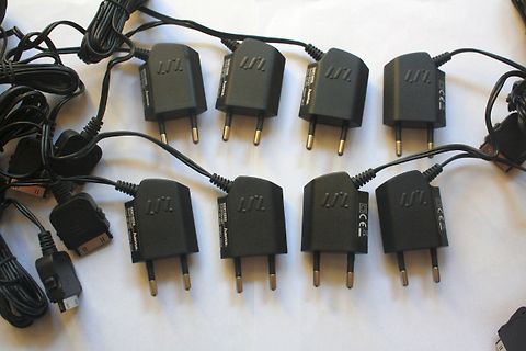 Mehrere schwarze Netzteil-Adapter