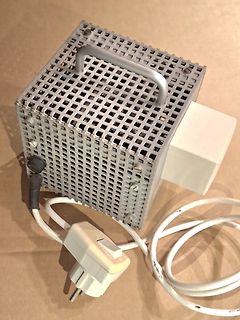 Metallgehäuse mit Netzteil und Kabel