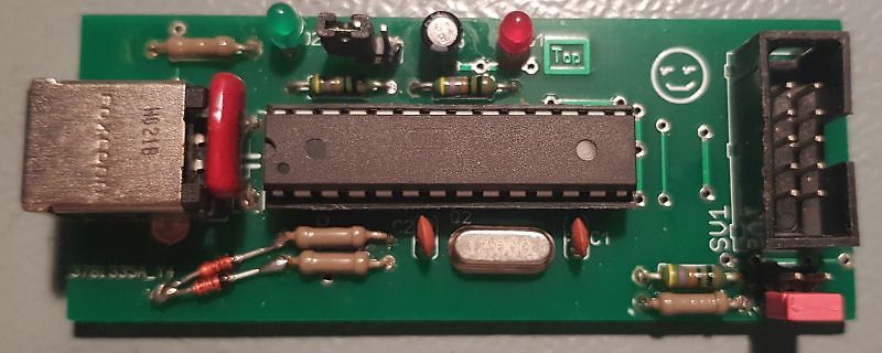 Bestückte grüne Leiterplatte mit Mikrocontroller und USB-Anschluss