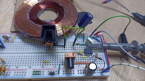 Elektronikaufbau auf Breadboard mit Spule und Bauteilen