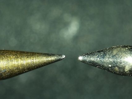 Nahaufnahme zweier Metallspitzen