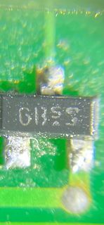 Makroaufnahme eines SMD-Bauteils auf Leiterplatte