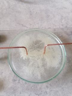 Experiment mit Kupferdrähten in einer Flüssigkeit