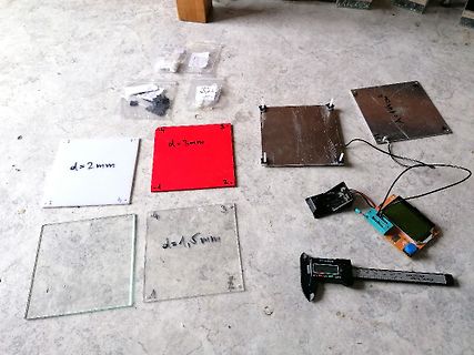 Messaufbau mit Platten verschiedener Dicke und Messschieber
