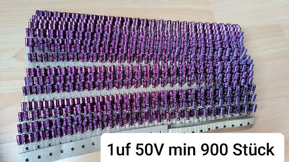 Reihe violetter Elektrolytkondensatoren auf Lötstegen