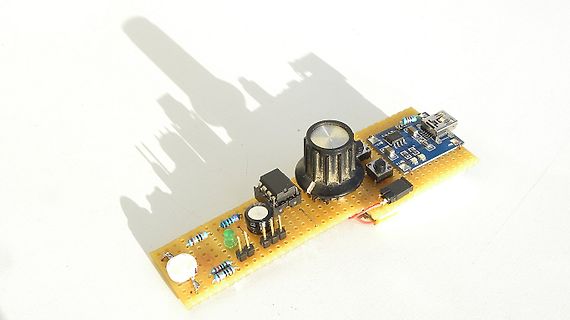 Selbstgebaute Platine mit Potentiometer und Mikrocontroller-Modul