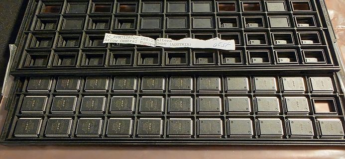 Altera EPM7128SQC ICs in Kunststofftrays