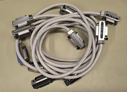 Mehrere GPIB-Kabel mit D-Sub-Steckern