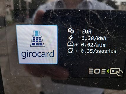 Display einer Ladestation mit Preisen