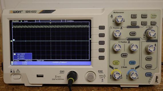 Owon SDS1022 Oszilloskop mit Sinuswelle auf Display