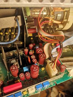 Innenansicht einer Leiterplatte mit Elektrolytkondensatoren und Kabeln