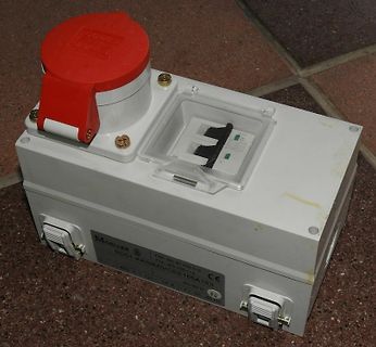 Industrieller CEE-Stecker und Steckdose in Gehäuse