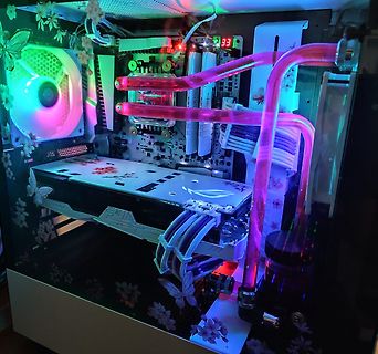 PC-Gehäuse mit Custom-Wasserkühlung und Kirschblüten-Design