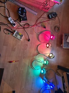 Aufbau mit farbigen LEDs und Netzteil auf Holzboden