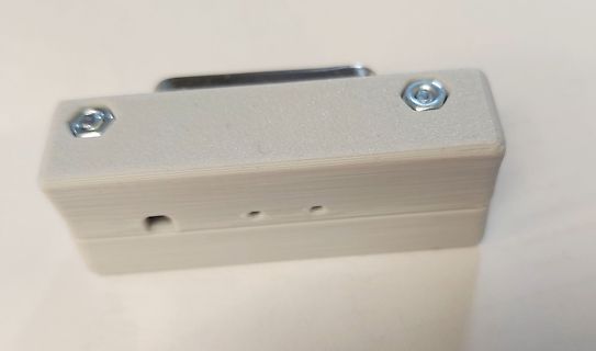 Weißes Gehäuse mit Schrauben und Öffnungen