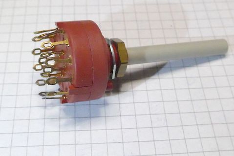 Elektrischer Stecker mit mehreren Pins
