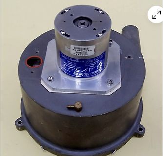 Elektromotor auf Gehäuse montiert