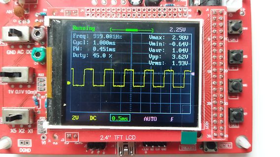 Foto eines Mikrocontroller-Boards mit TFT-Display und Oszilloskop-Funktion