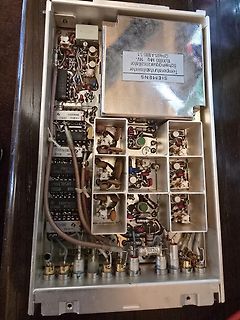 Offenes Gehäuse einer Siemens Schwingquarzoszillator Elektronik